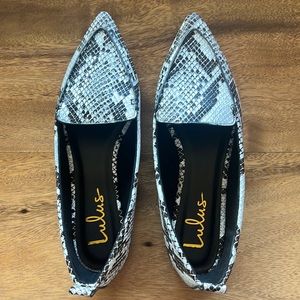 Lulus Emmy crocodile-embossed black and white snakeskin pointed loafers